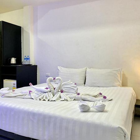 Beachwalk Patong Bagian luar foto