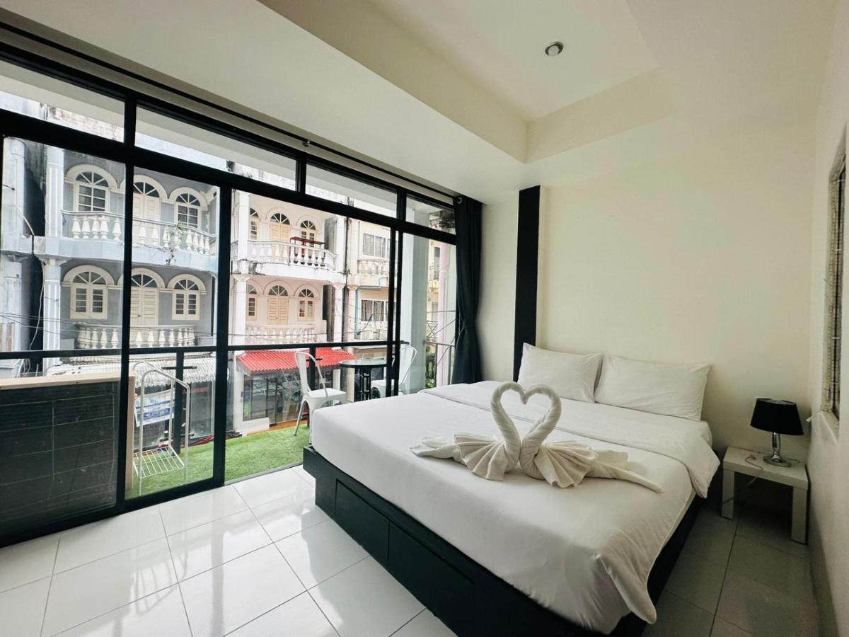 Beachwalk Patong Bagian luar foto