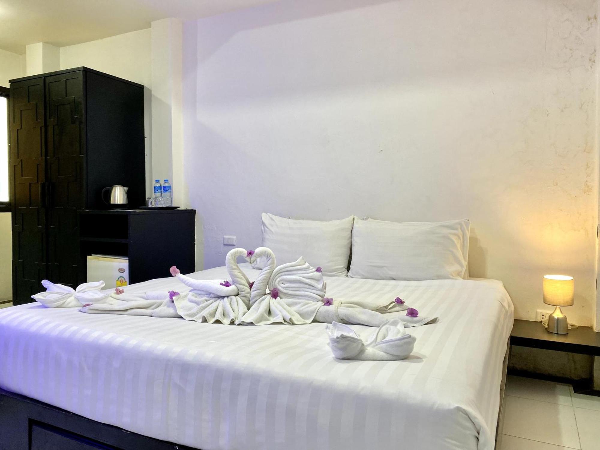 Beachwalk Patong Bagian luar foto