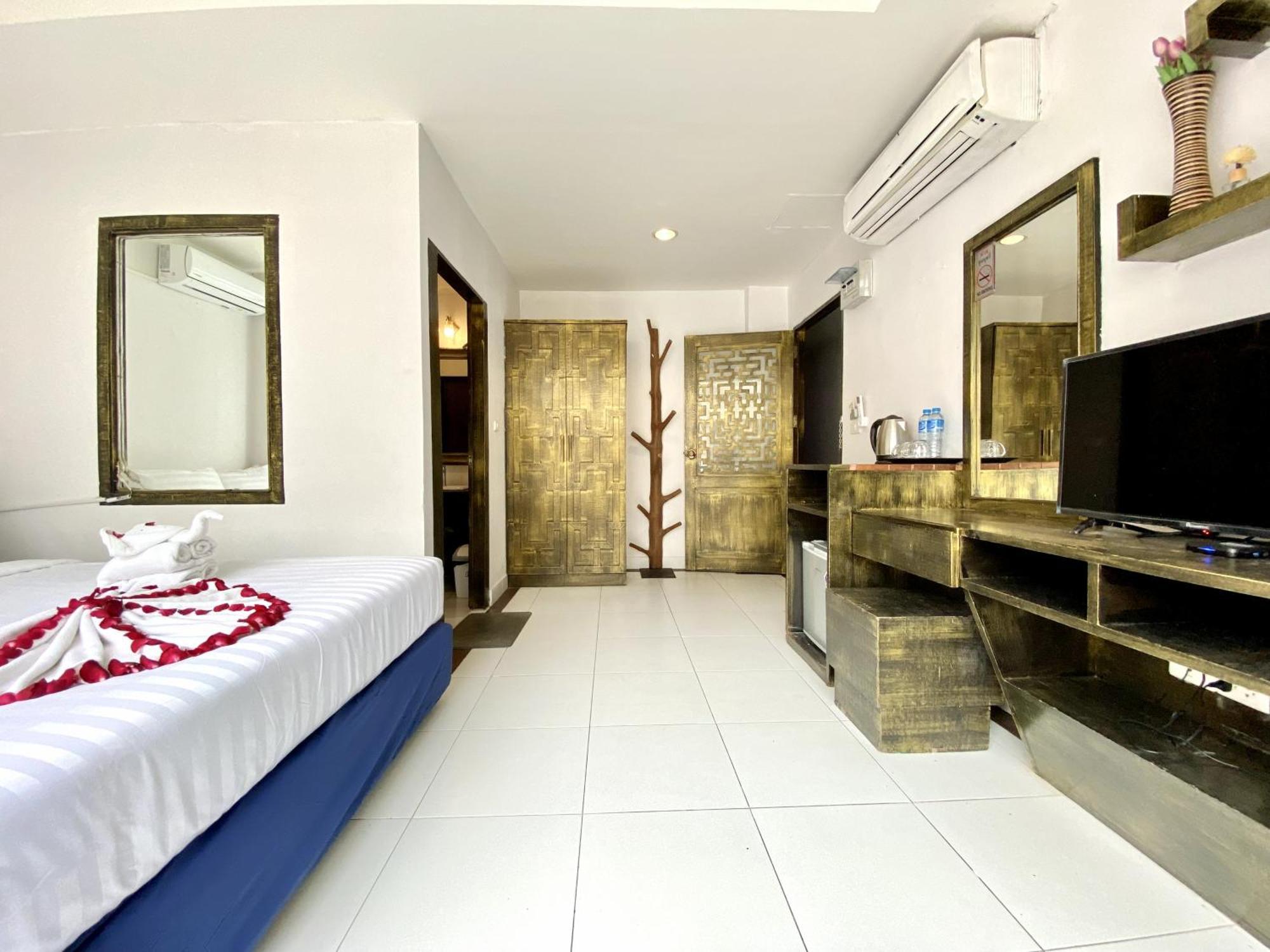 Beachwalk Patong Bagian luar foto