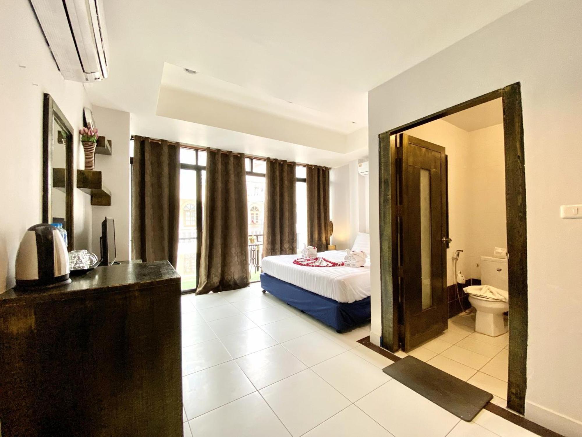 Beachwalk Patong Bagian luar foto