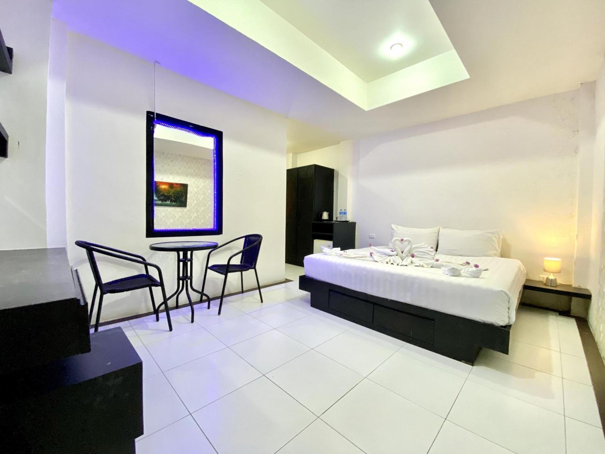 Beachwalk Patong Bagian luar foto
