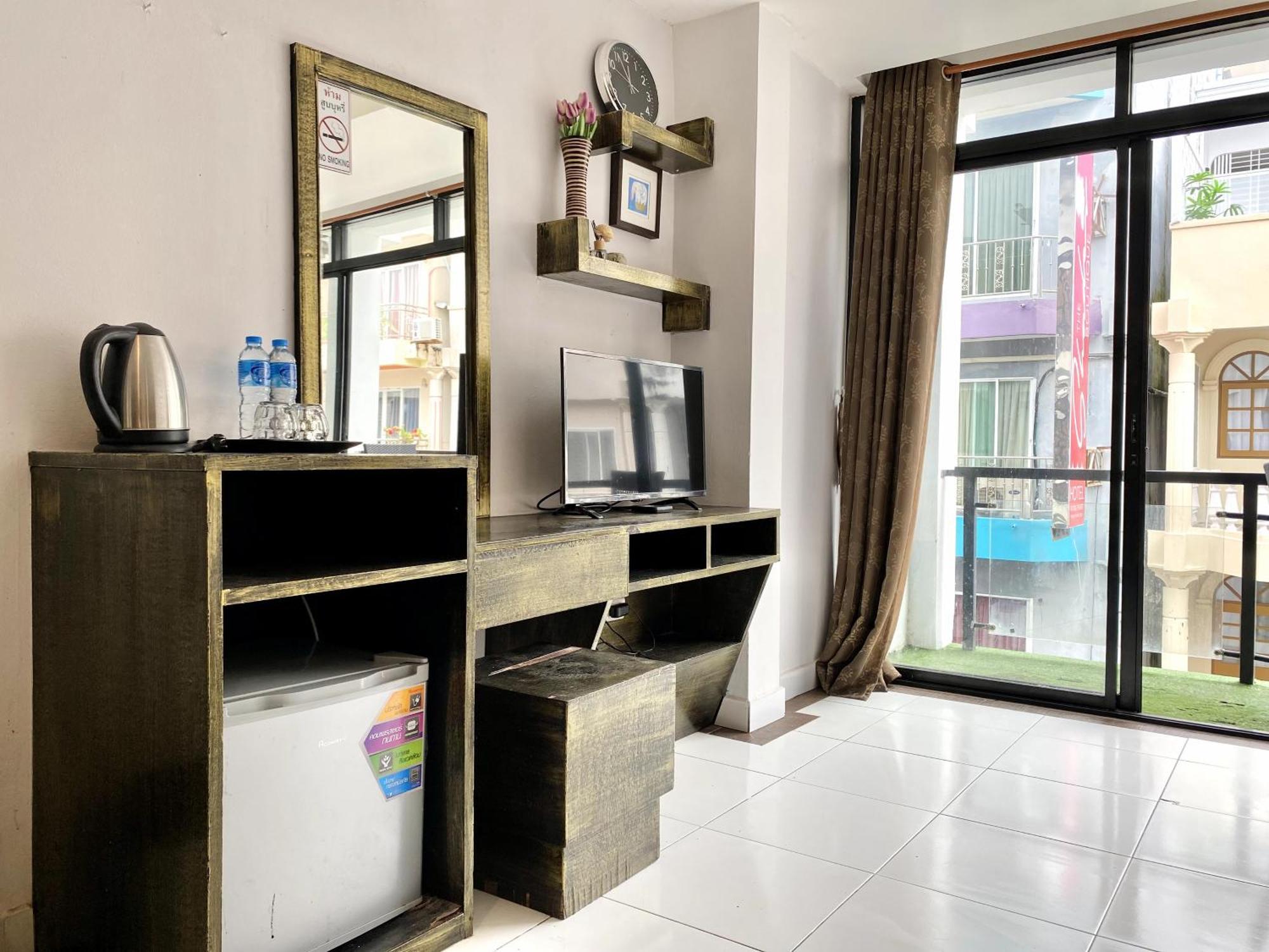 Beachwalk Patong Bagian luar foto