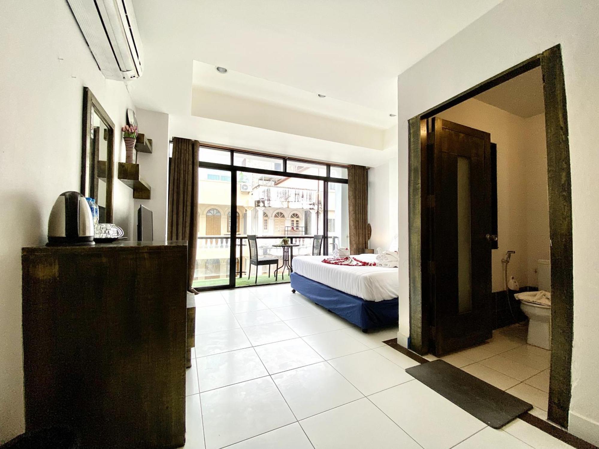 Beachwalk Patong Bagian luar foto