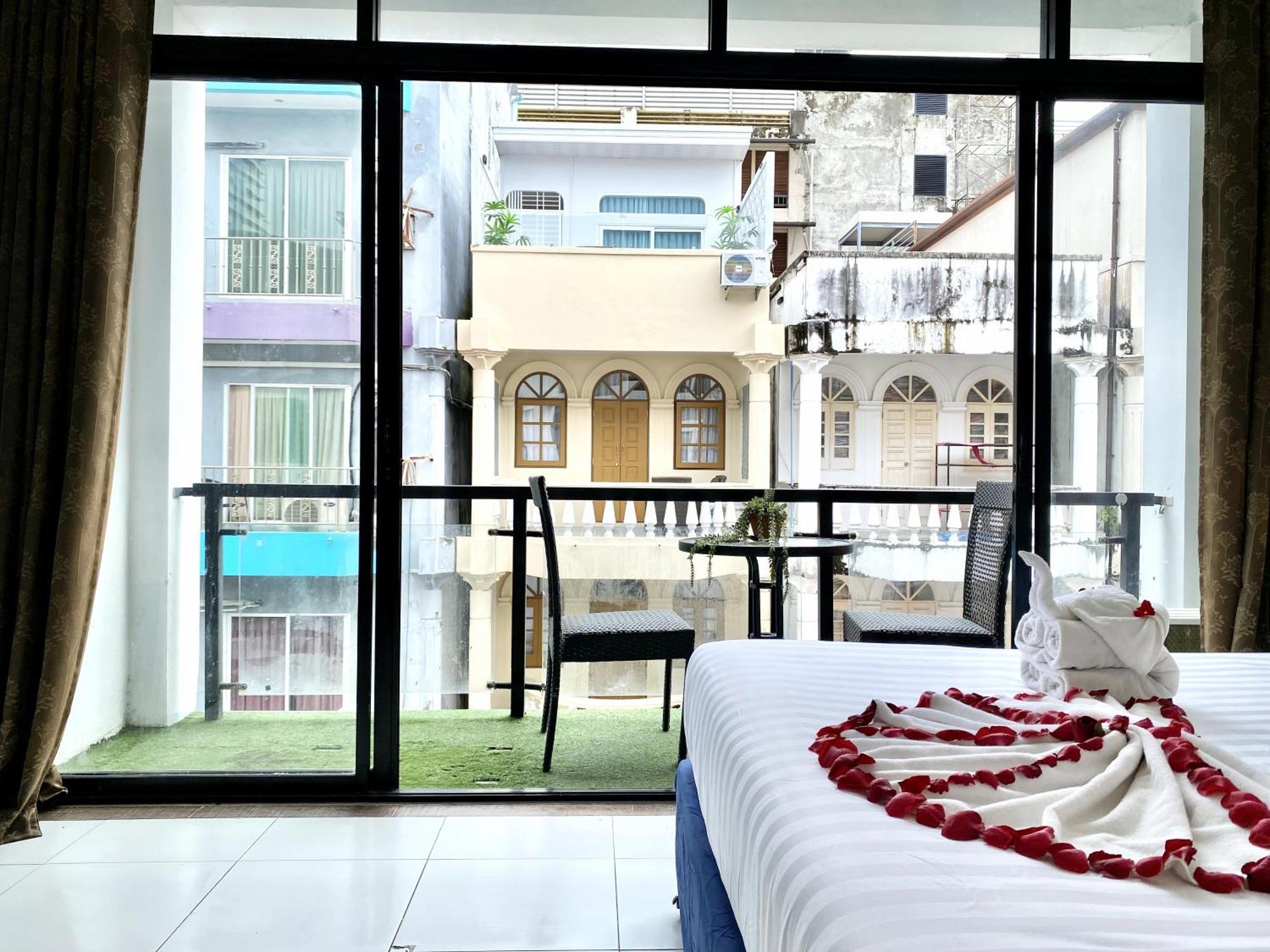 Beachwalk Patong Bagian luar foto