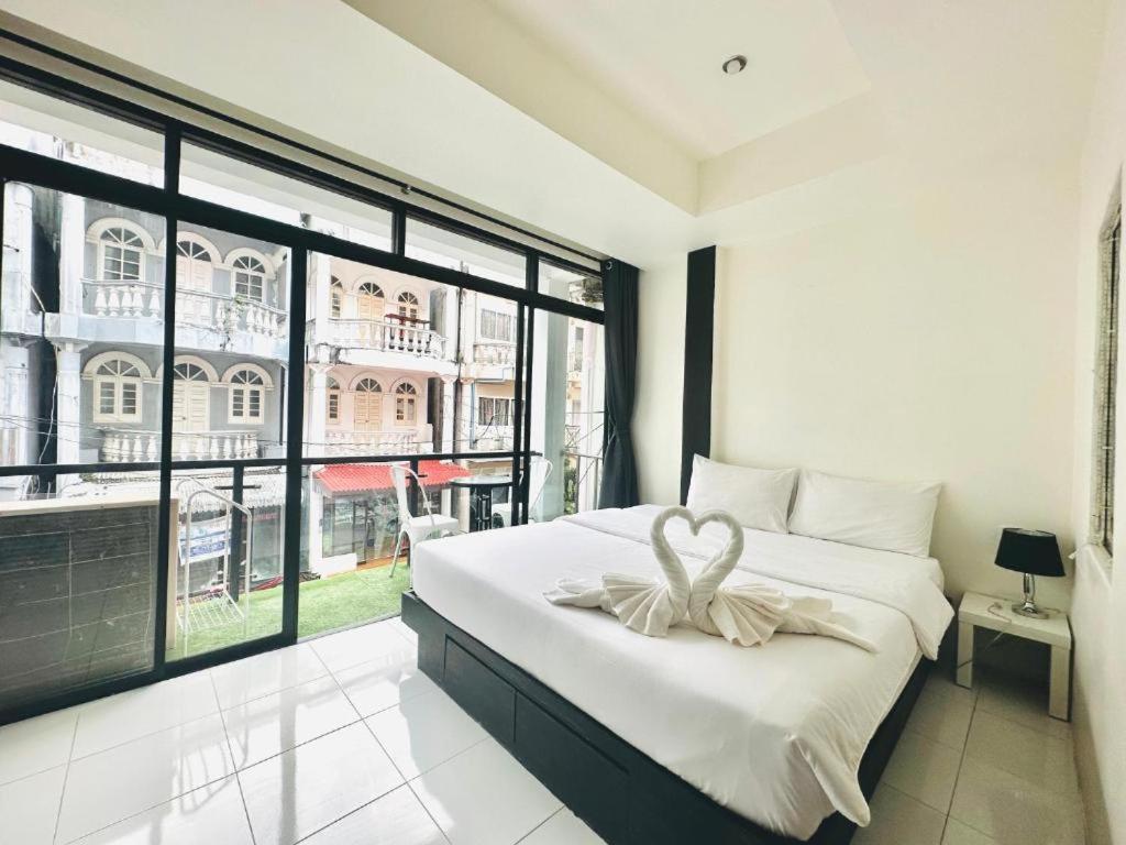 Beachwalk Patong Bagian luar foto