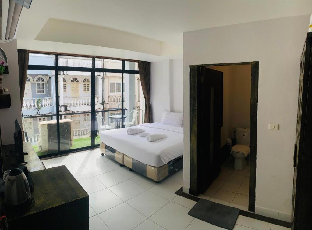 Beachwalk Patong Bagian luar foto