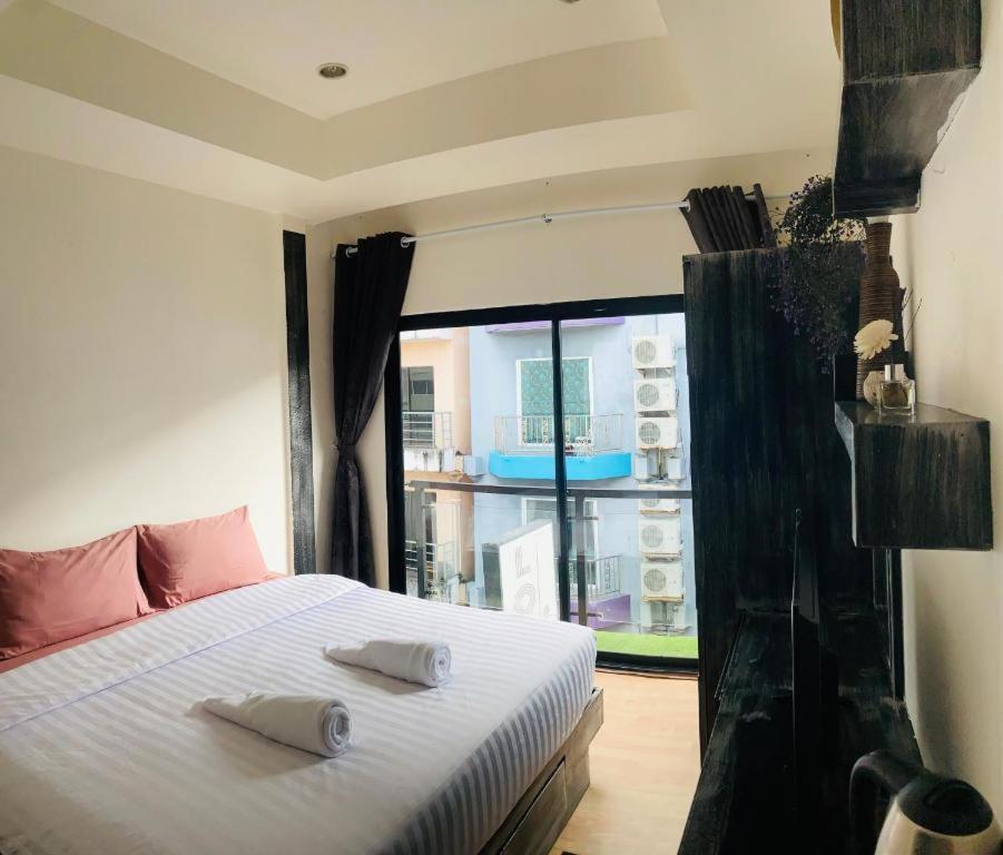 Beachwalk Patong Bagian luar foto
