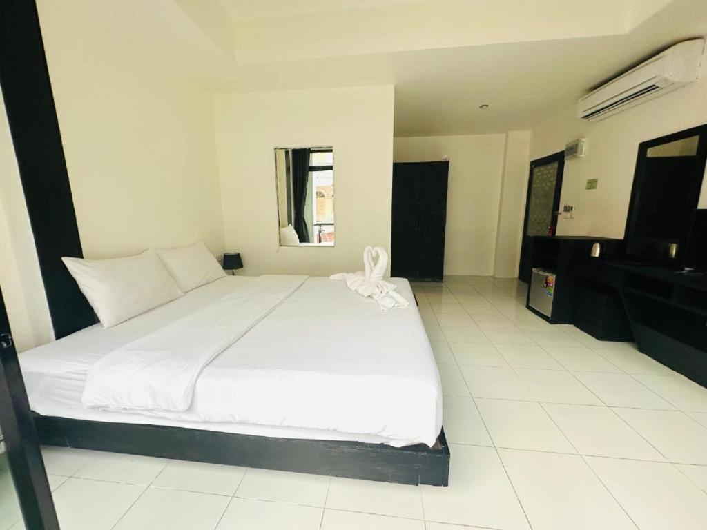 Beachwalk Patong Bagian luar foto