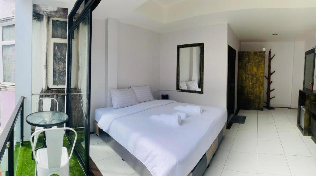 Beachwalk Patong Bagian luar foto