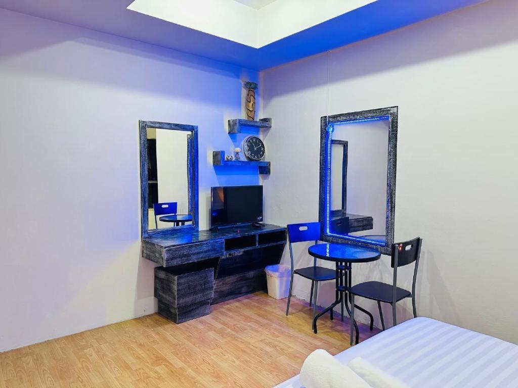 Beachwalk Patong Bagian luar foto