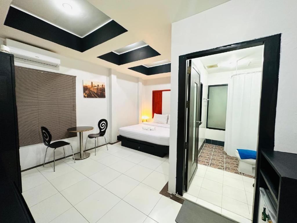 Beachwalk Patong Bagian luar foto