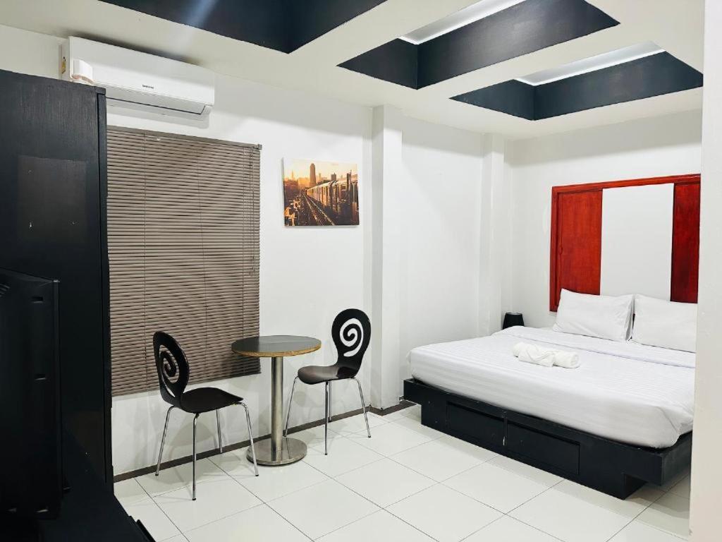 Beachwalk Patong Bagian luar foto