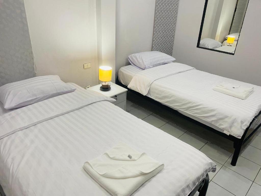 Beachwalk Patong Bagian luar foto