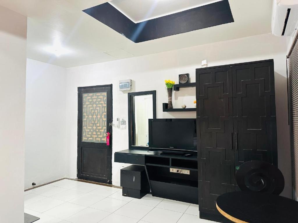Beachwalk Patong Bagian luar foto