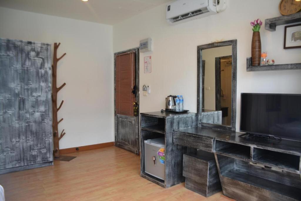 Beachwalk Patong Bagian luar foto